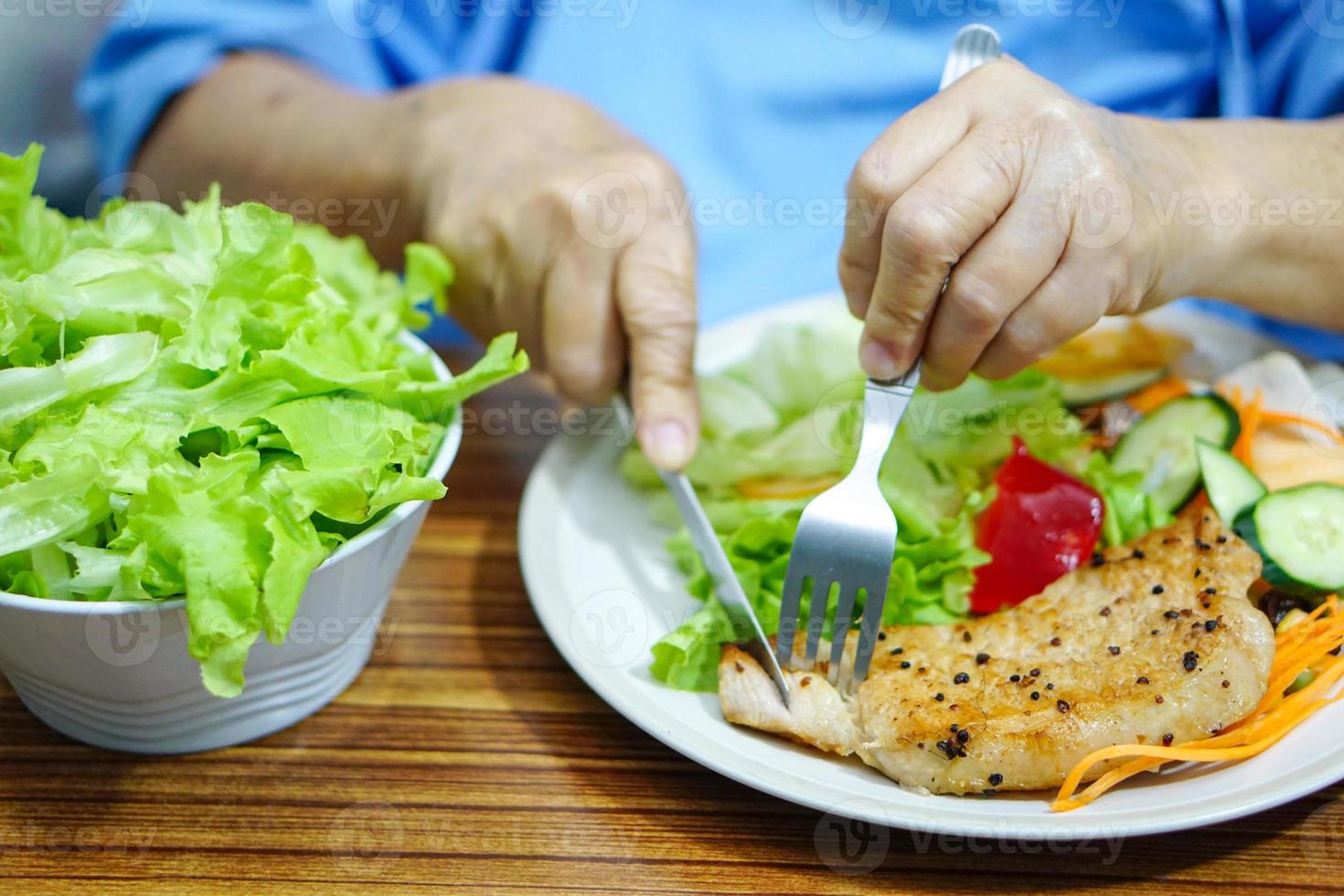 paziente senior asiatico della donna che mangia prima colazione in ospedale. foto