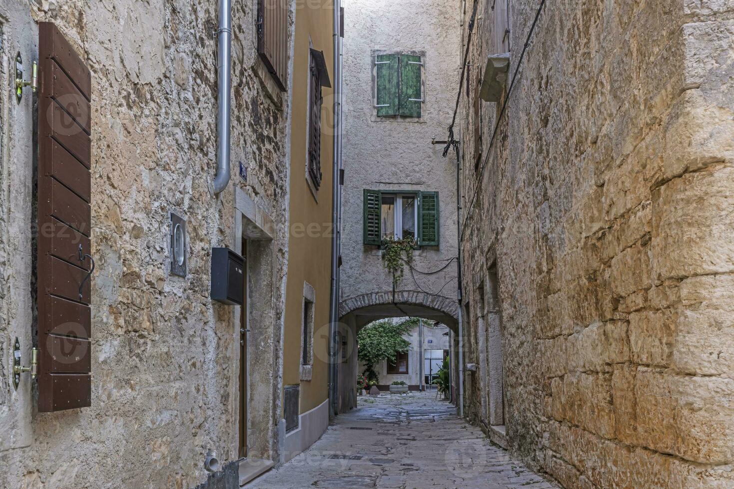 immagine a partire dal il cittadina di grosignana con idilliaco acciottolato strade e edifici fatto di naturale pietra foto