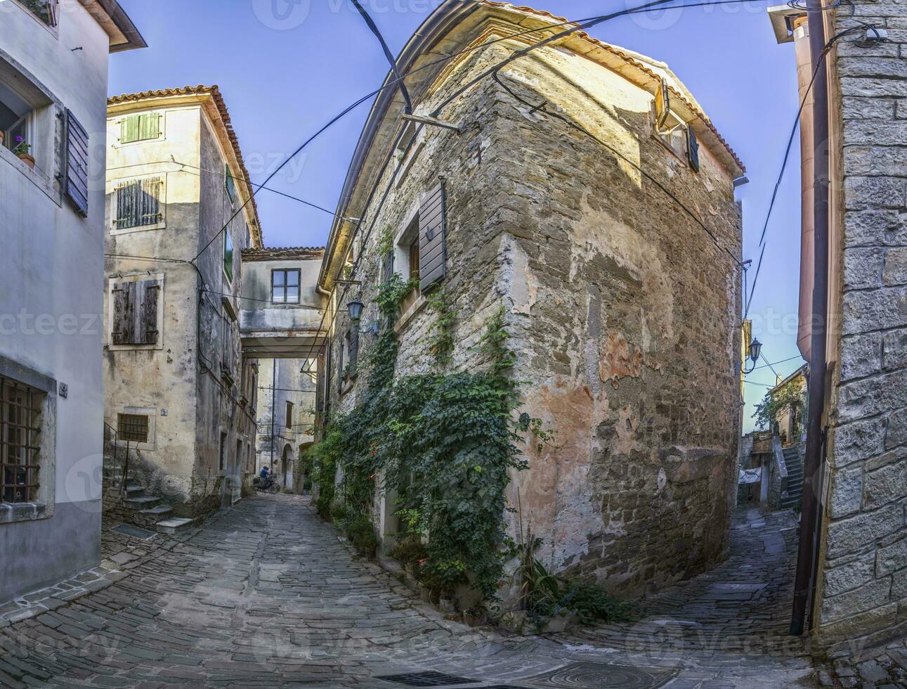 immagine a partire dal il cittadina di grosignana con idilliaco acciottolato strade e edifici fatto di naturale pietra foto