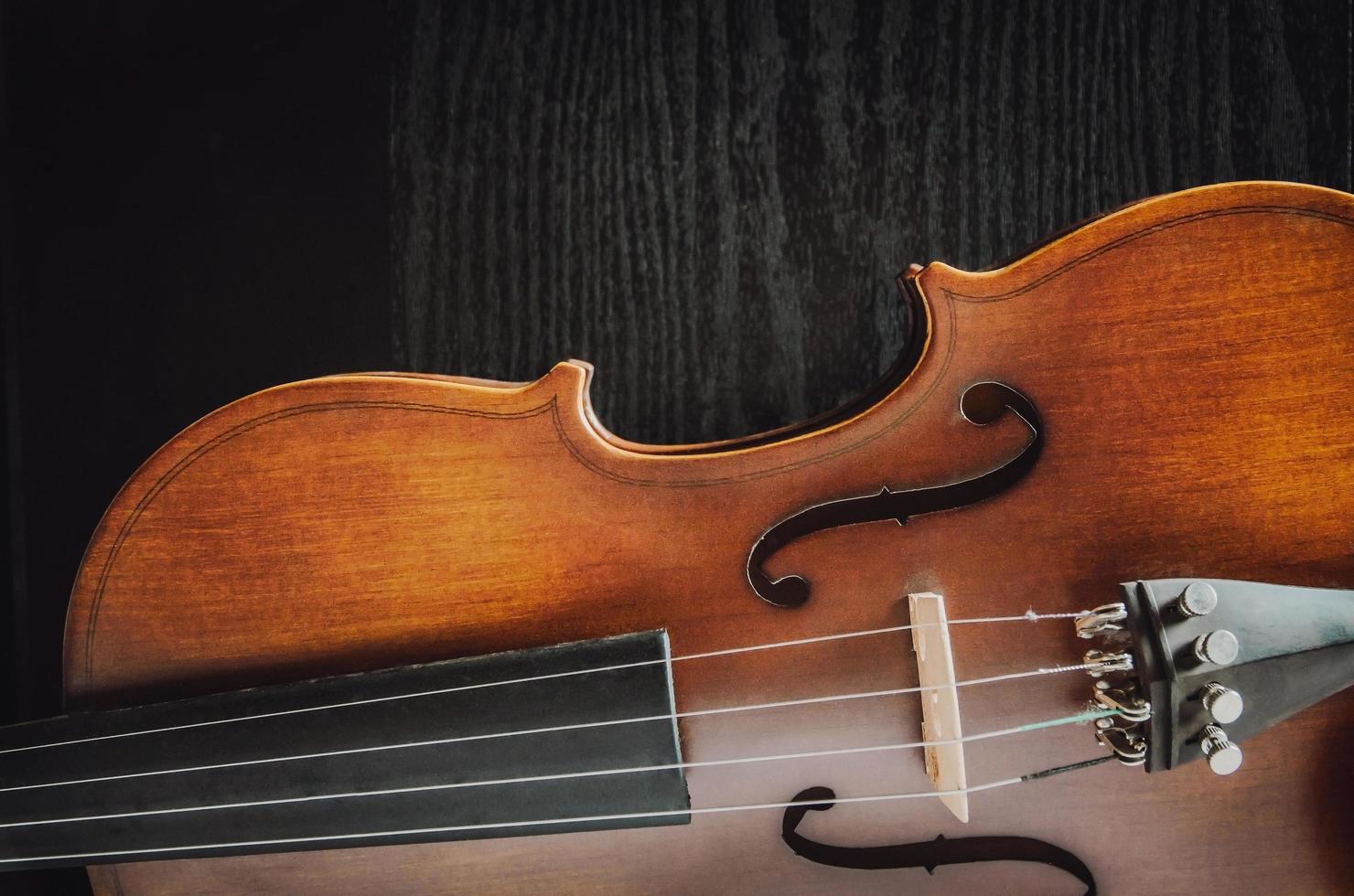 il violino sul tavolo, strumento musicale classico utilizzato nell'orchestra. foto