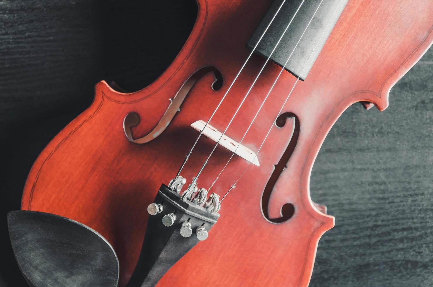 il violino sul tavolo, strumento musicale classico utilizzato nell'orchestra. foto