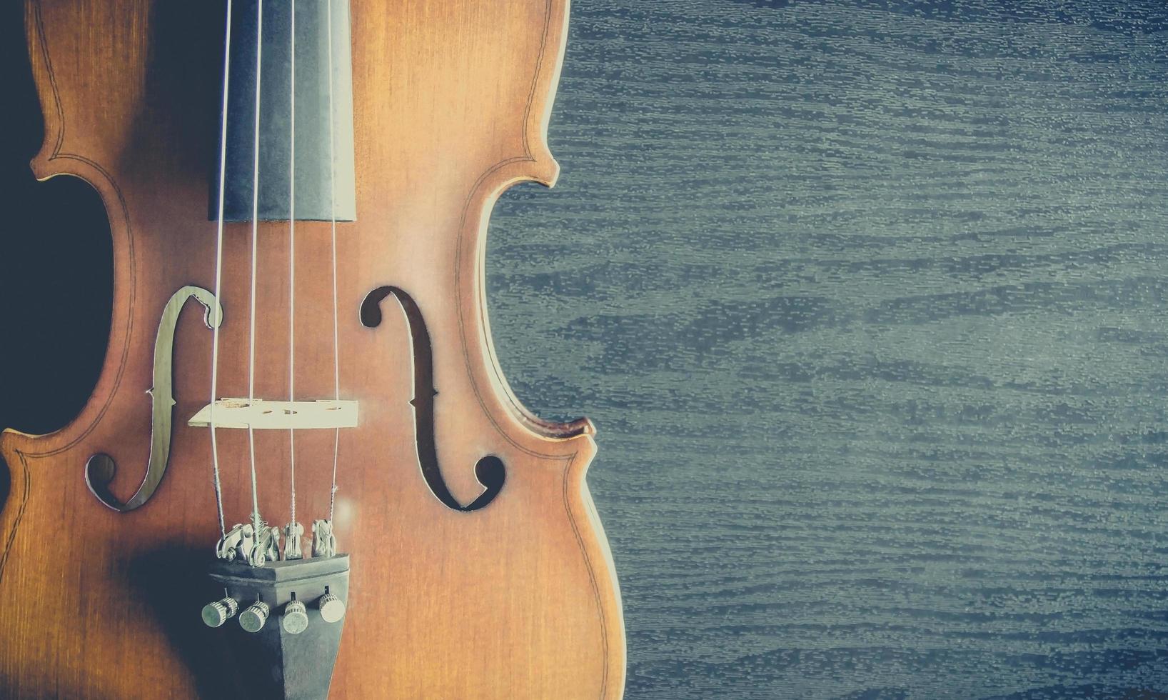 il violino sul tavolo, strumento musicale classico utilizzato nell'orchestra. foto