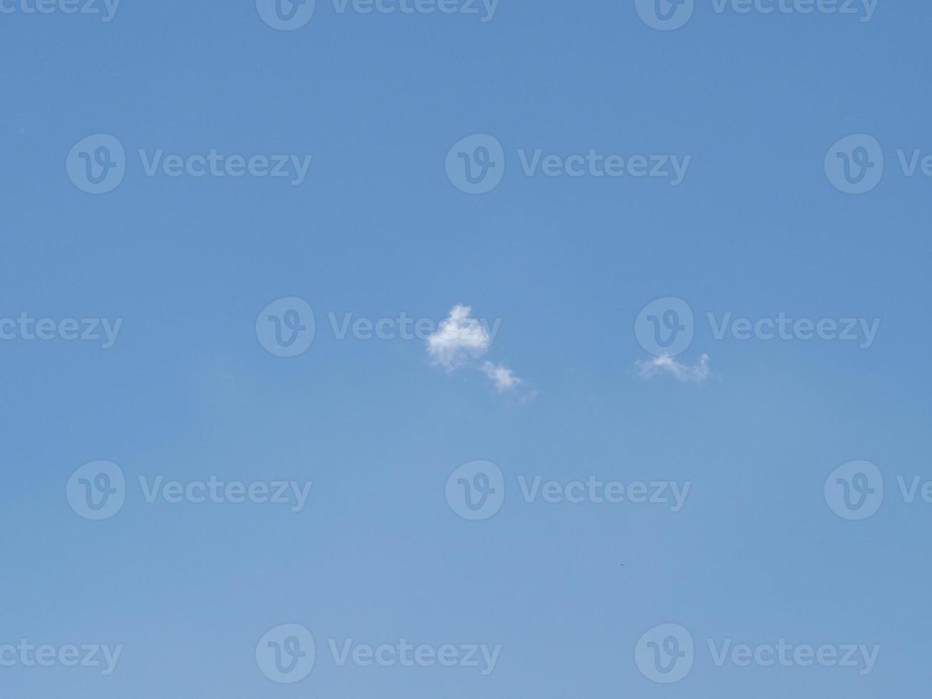 cielo blu con sfondo di nuvole solitarie foto