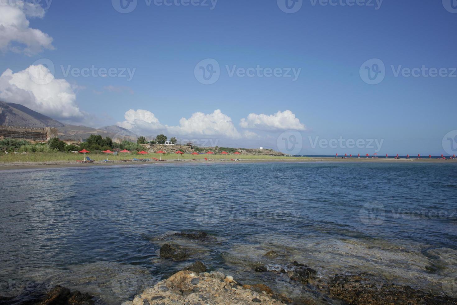 spiaggia frangokastello nell'isola di creta grecia moderna estate sfondo foto