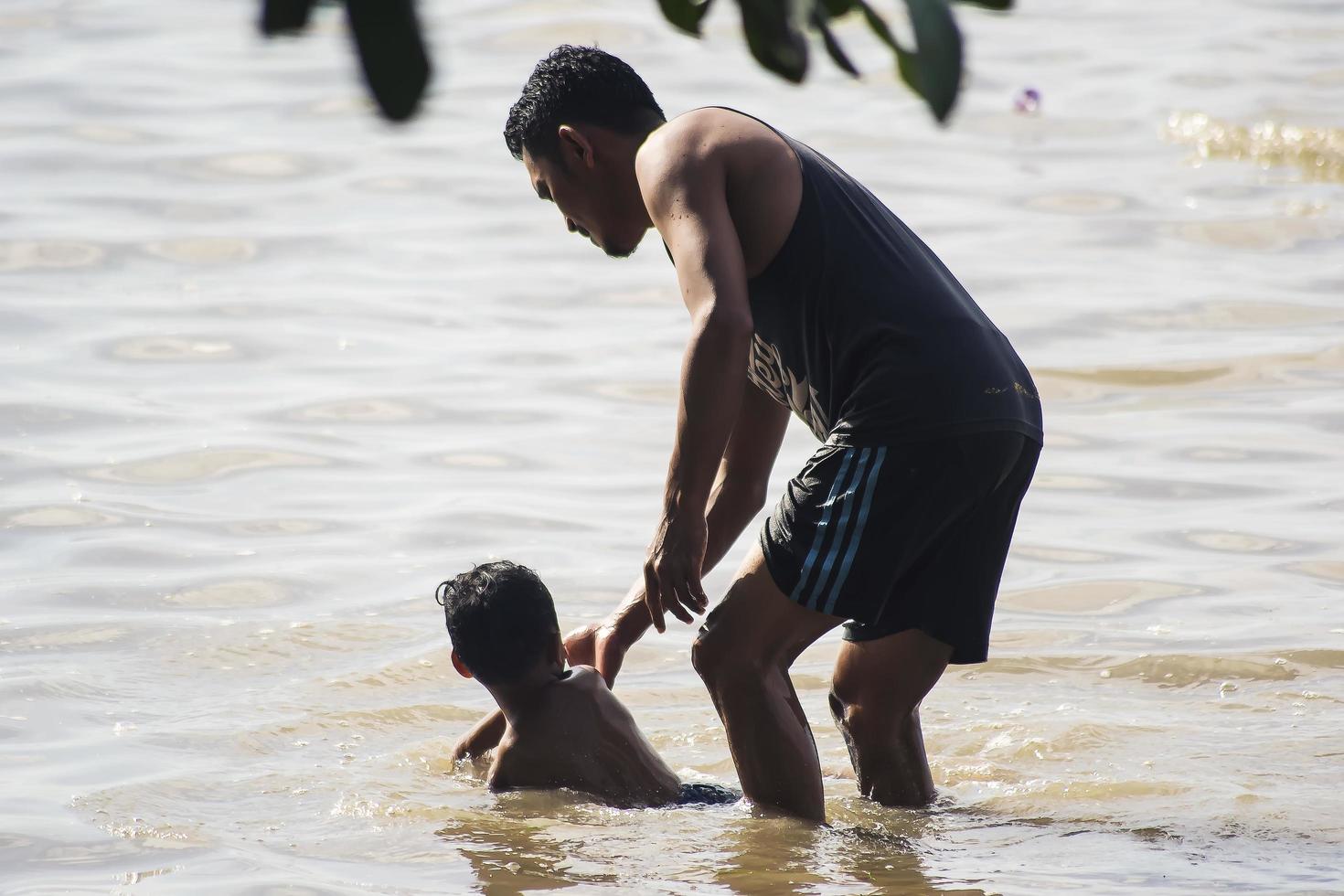 Sorong, Indonesia 2021- padre e figlio foto