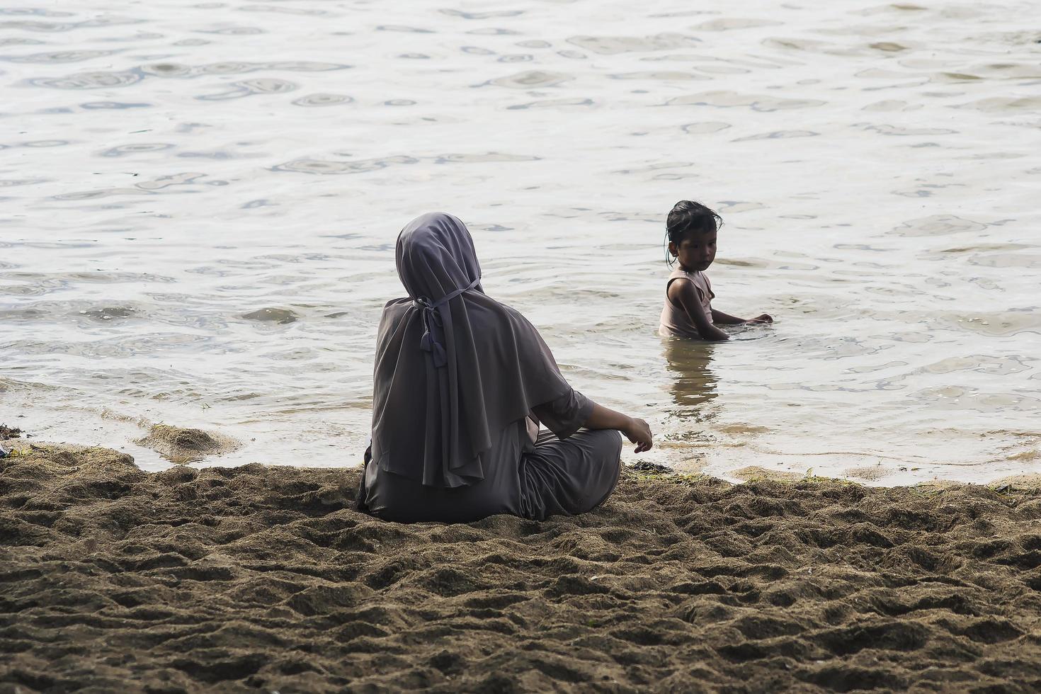 Sorong, Indonesia 2021- una madre e un bambino foto