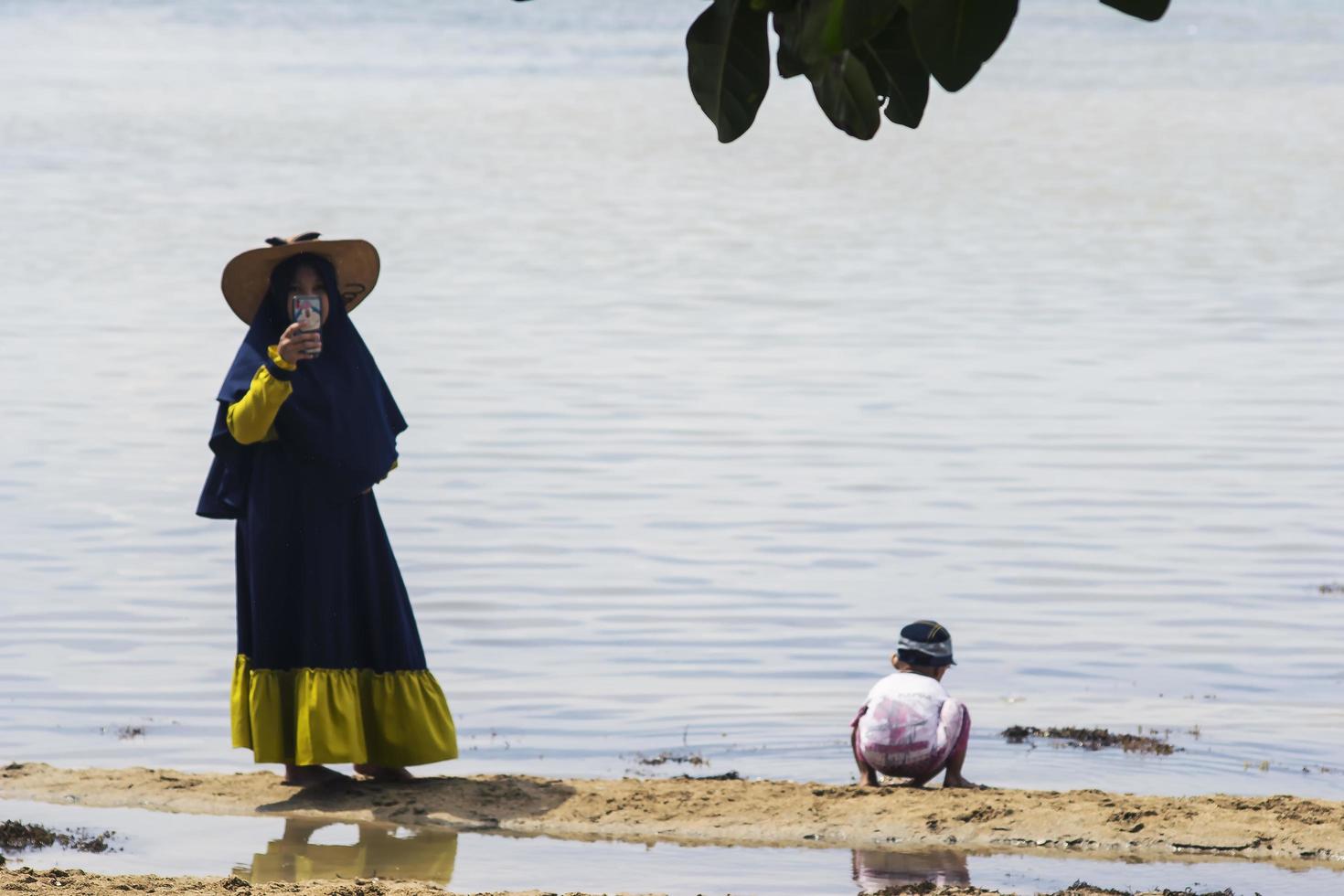 Sorong, Indonesia 2021- una madre e un bambino foto