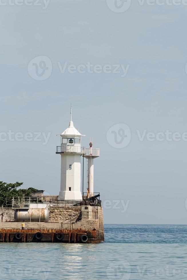 vecchio faro sulla costa del mare foto