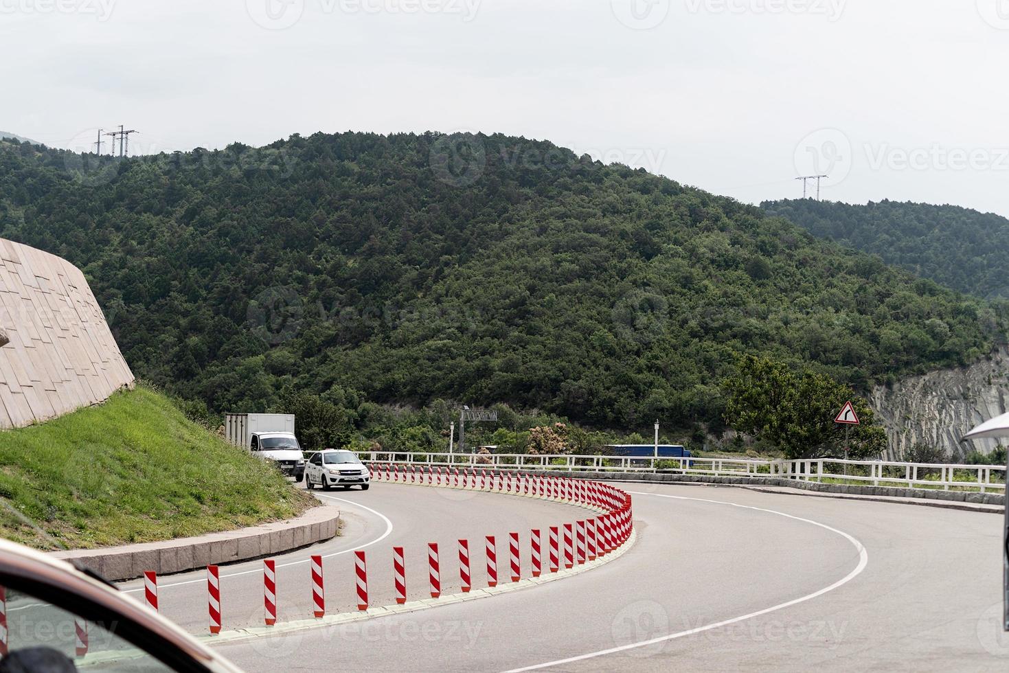 paesaggio con strada che corre sulla collina foto