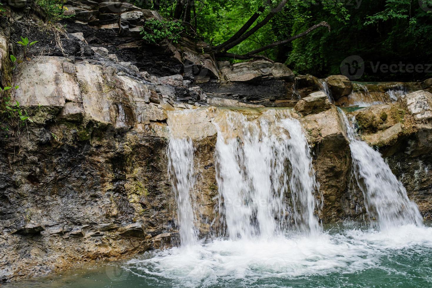 bellissima cascata tropicale foto