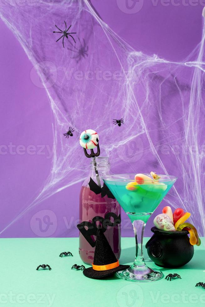 cocktail spaventosi di halloween colorati con decorazioni per feste su viola foto