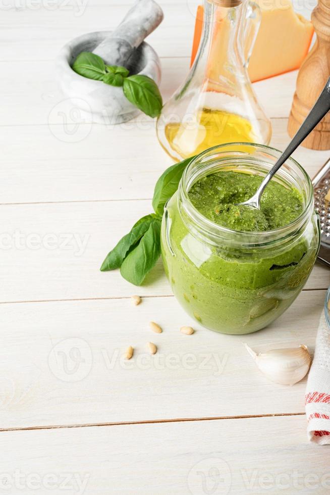 pesto fatto in casa in un barattolo di vetro foto