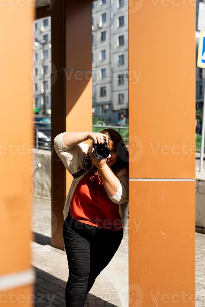 fotografo donna taglie forti all'aperto foto