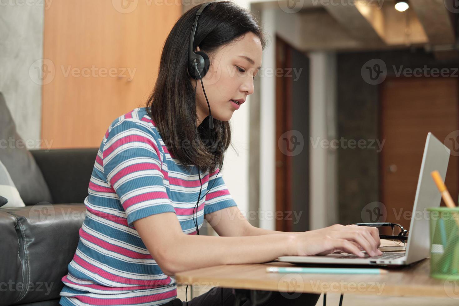 donna asiatica che utilizza laptop per lavoro da casa e apprendimento online. foto