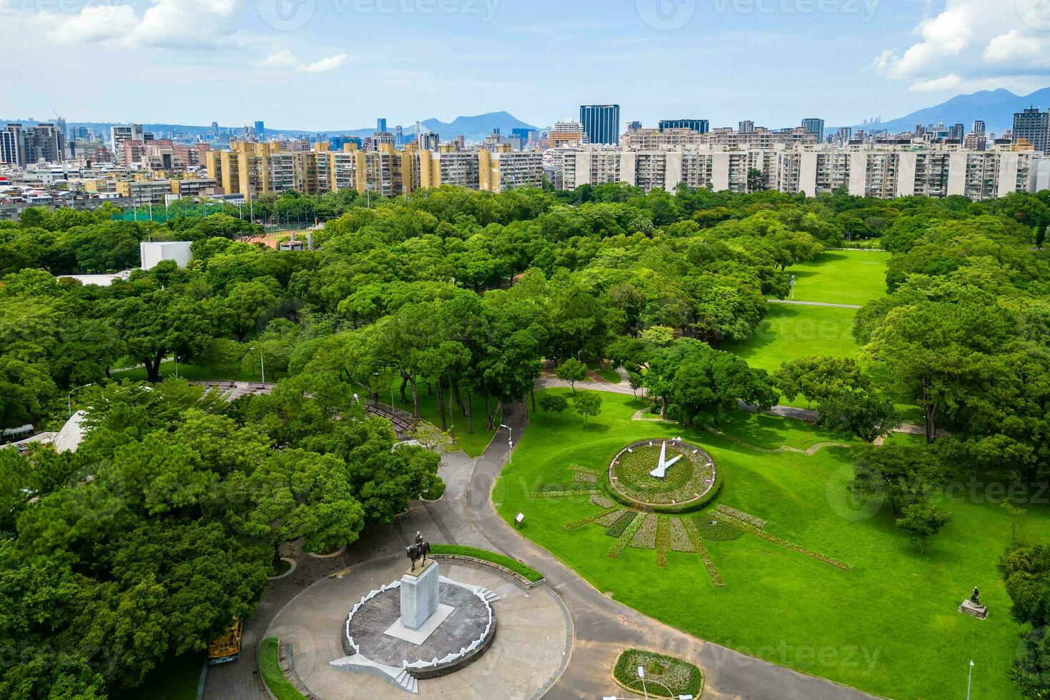 gioventù parco, uno di il il più antico grande parchi nel wanhua quartiere, taipei città, Taiwan foto