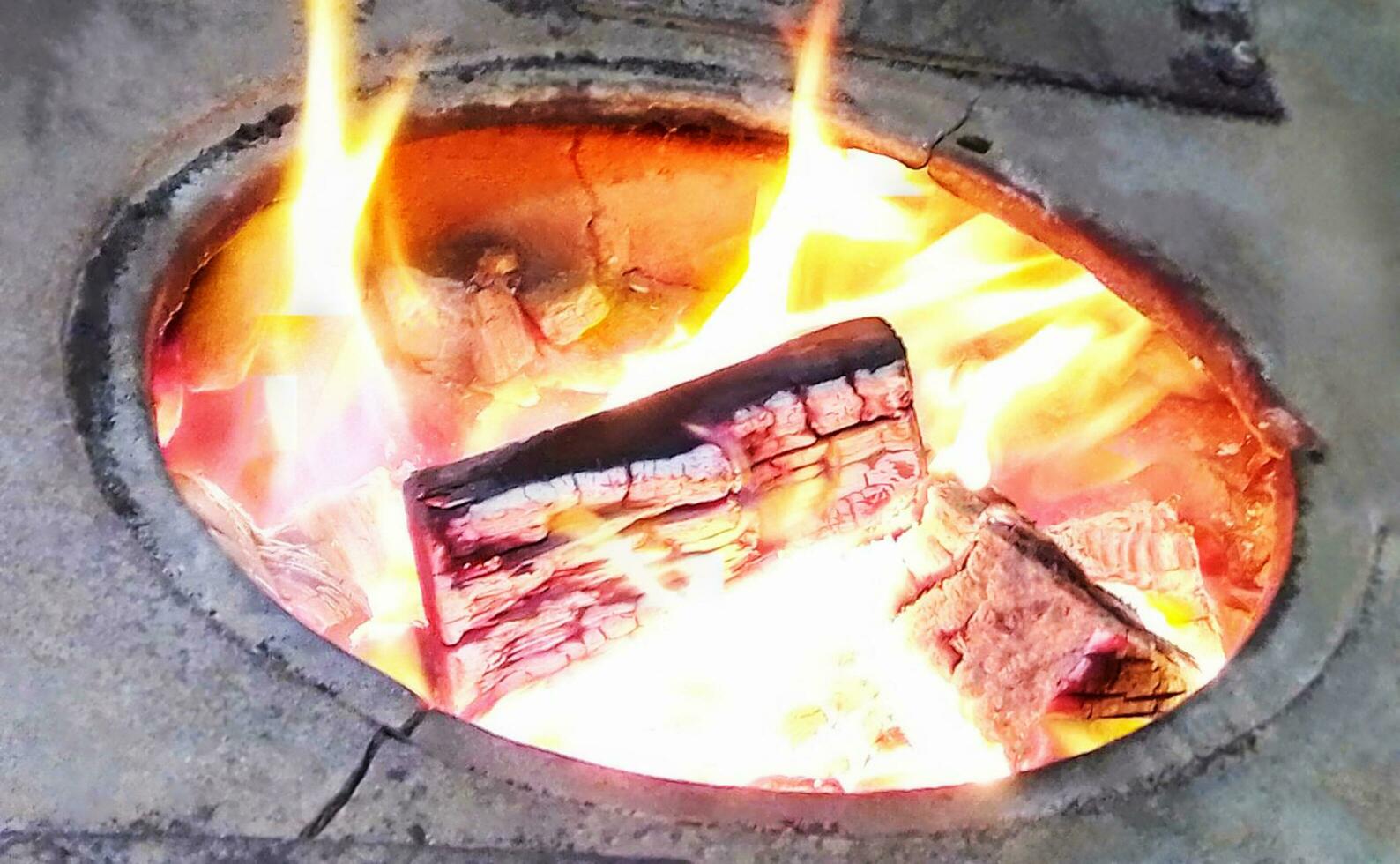 luminosa fiamma di ardente legna da ardere nel il stufa foto