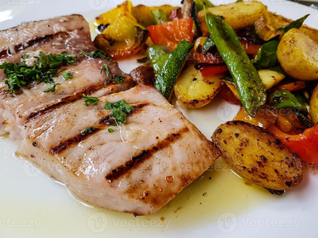 filetto di pesce spada con verdure mediterranee foto