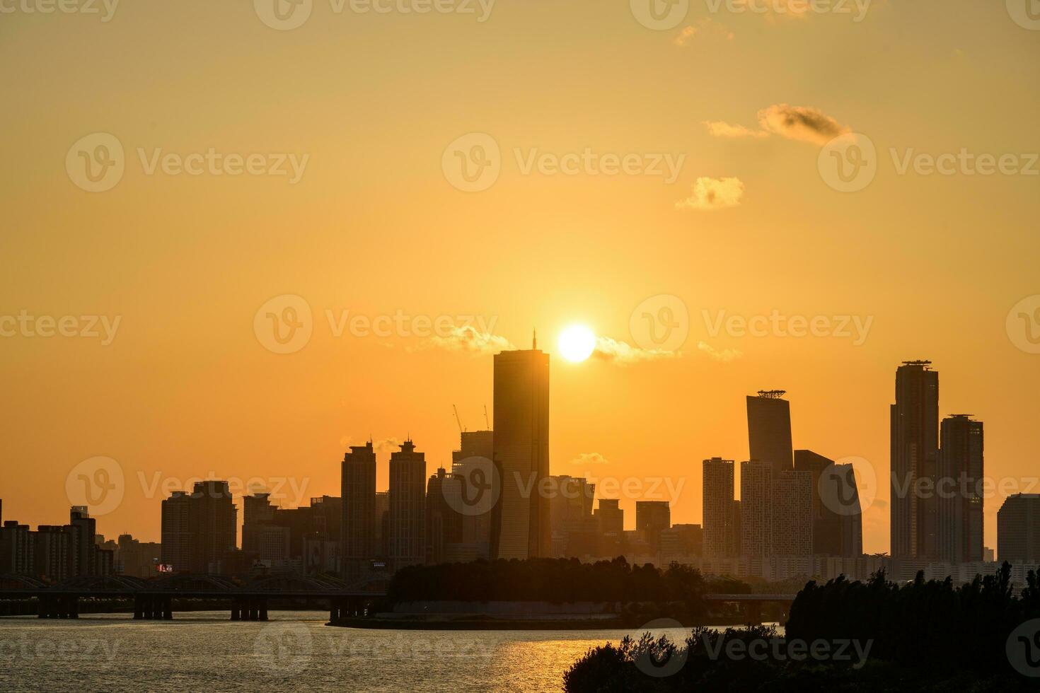 il notte Visualizza di il città di sì, un' grattacielo costruzione, tiro a dongjak ponte nel Seoul a tramonto foto