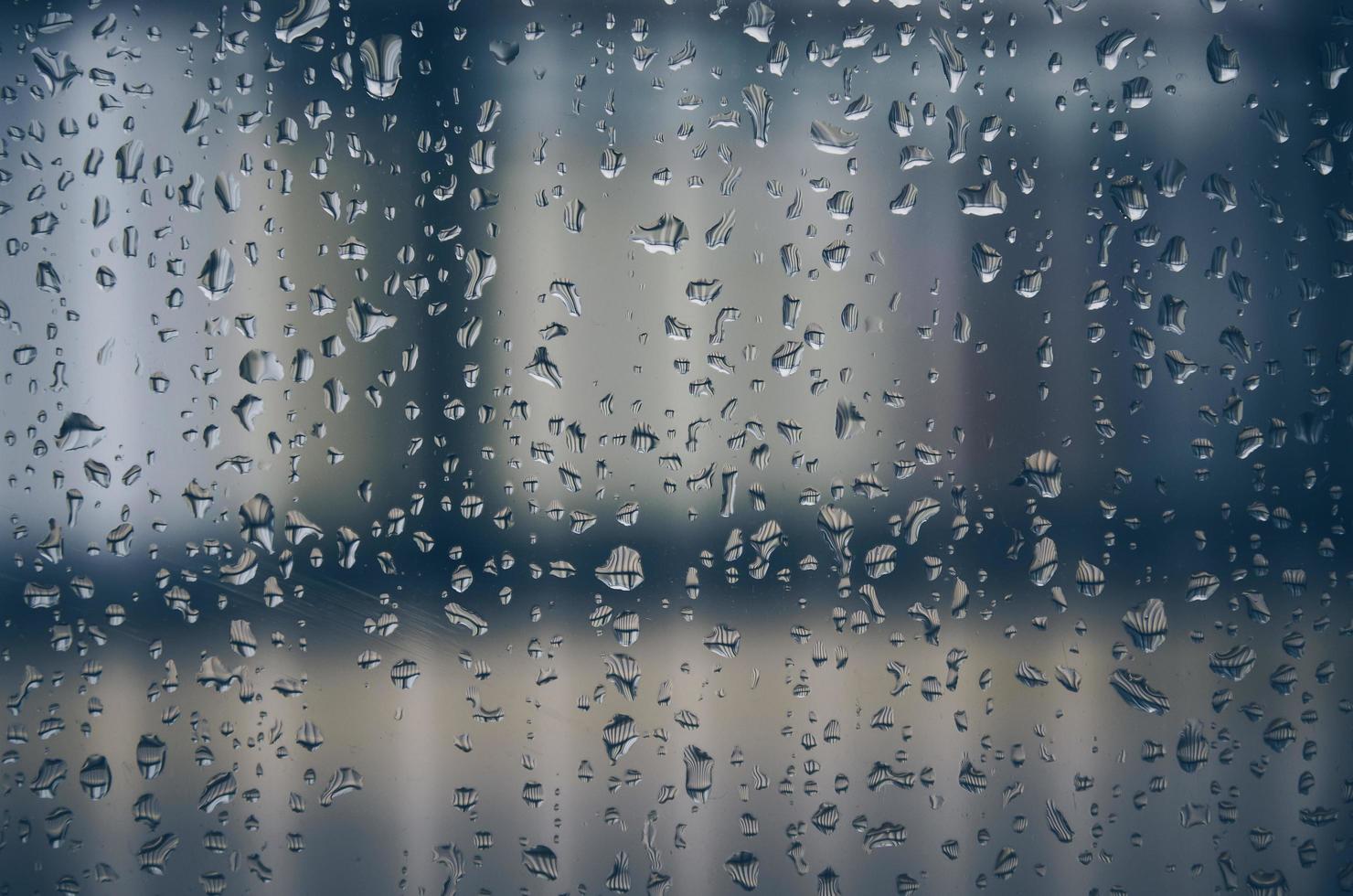 sfondo e carta da parati di gocce di pioggia e gocce d'acqua sulla finestra. foto