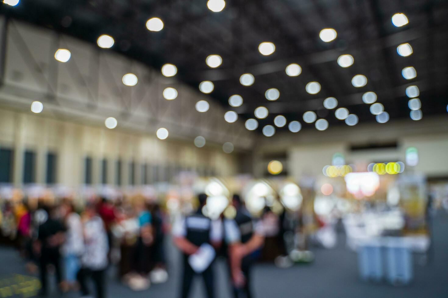 sfocato immagini di commercio fiere nel il grande sala. Immagine di persone a piedi su un' commercio giusto esposizione o expo dove attività commerciale persone mostrare innovazione attività e presente prodotti nel un' grande sala. foto