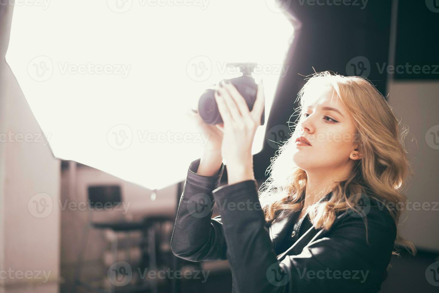 ritratto di un' carino ragazza fotografo assunzione immagini nel un' foto studio