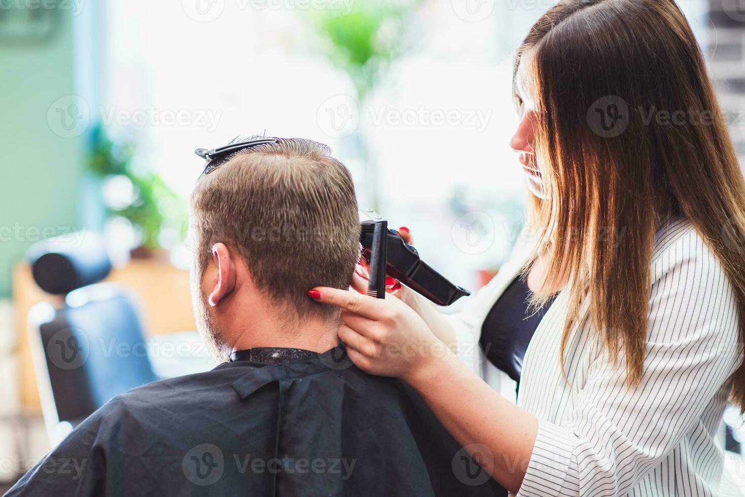 parrucchiere donna taglio un' dell'uomo capelli nel un' barbiere foto