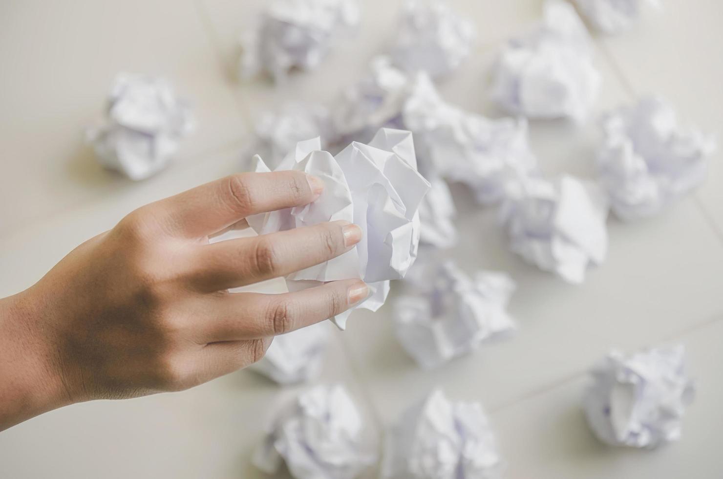 nessuna idea e concetto di fallimento, mano umana che tiene carta stropicciata e spazzatura. foto