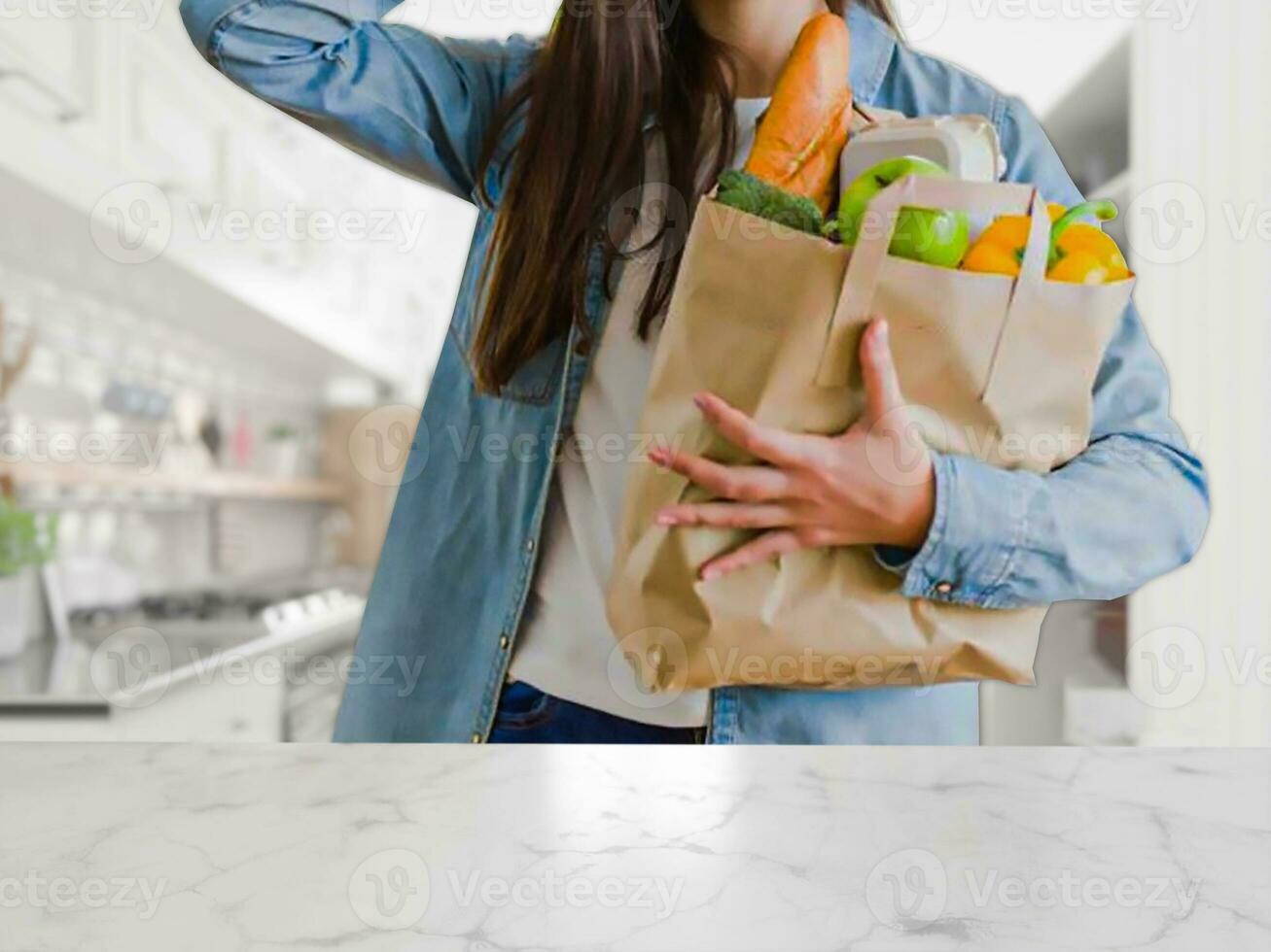 ragazza Tenere sos carta Borsa pieno con verdure cucina sfondo foto