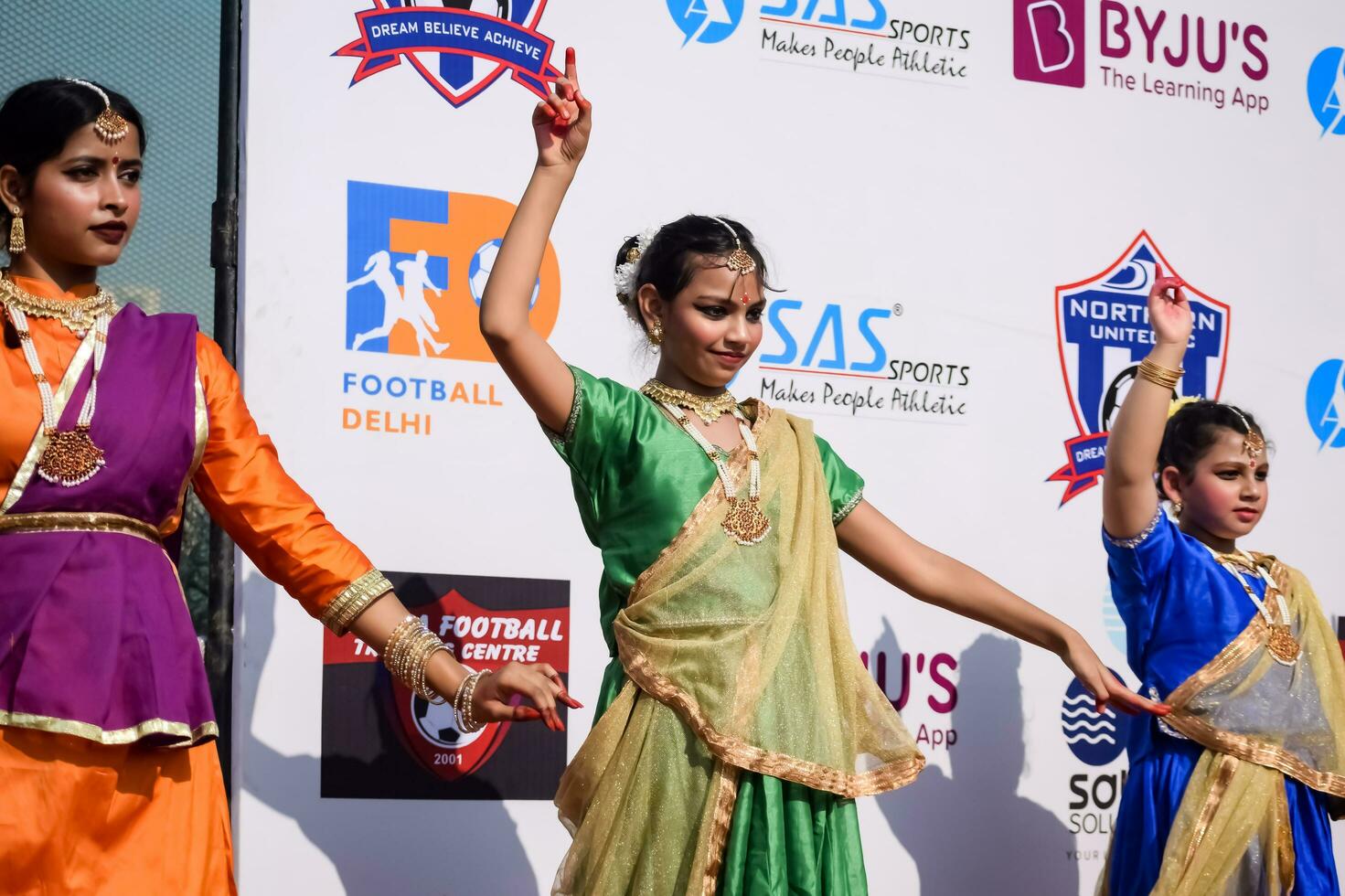 nuovo delhi, India - luglio 01 2023 - bharathanatyam indiano classico odissi ballerini l'esecuzione a palcoscenico. bellissimo indiano ragazza ballerini nel il posizione di indiano danza. indiano classico danza bharatanatyam foto