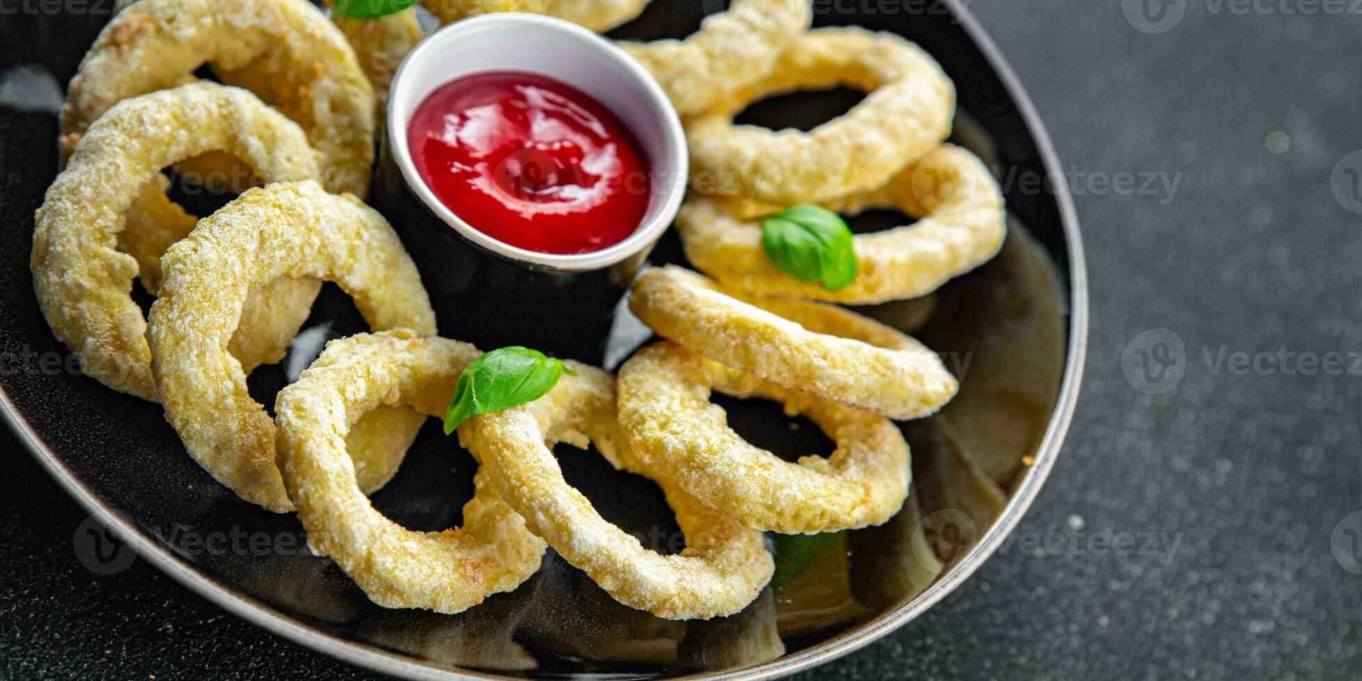 cipolla anelli nel pastella in profondità friggitrice pomodoro salsa veloce cibo delizioso mangiare cucinando aperitivo pasto cibo merenda su il tavolo copia spazio foto