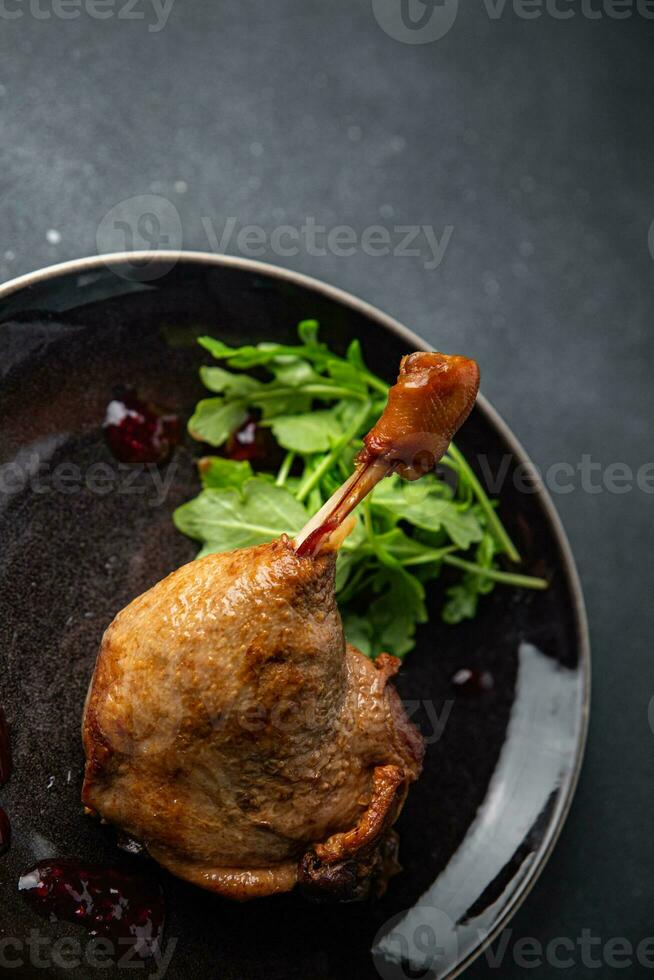 anatra gamba confit bacca salsa pollame carne mangiare cucinando pasto cibo merenda su il tavolo copia spazio cibo sfondo rustico superiore Visualizza foto