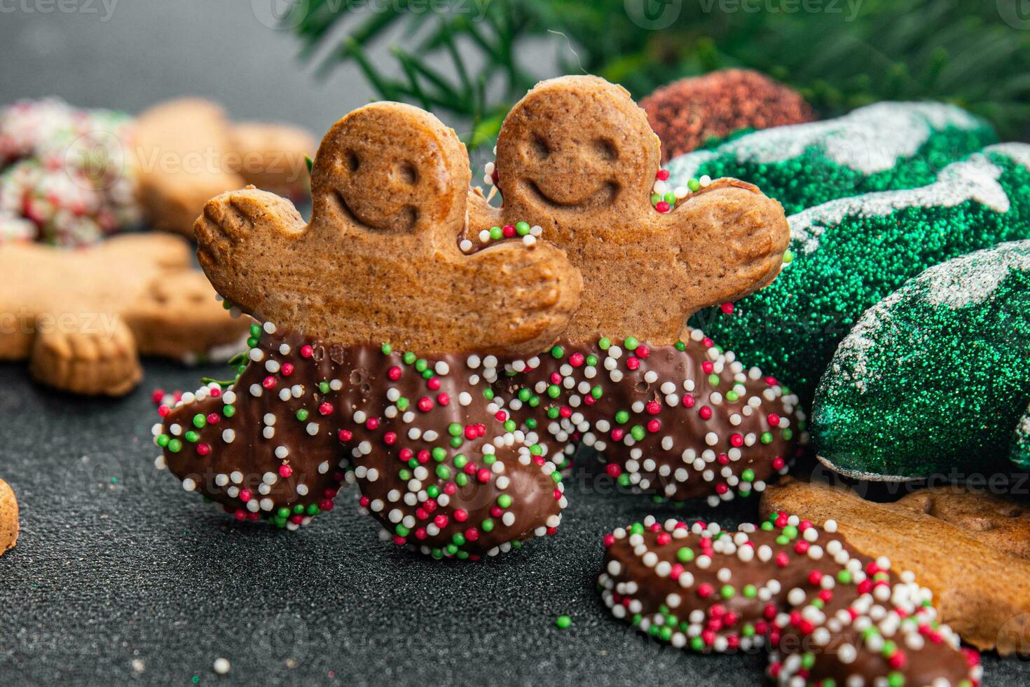 Pan di zenzero uomo Natale Pan di zenzero biscotti dolce dolce vacanza cottura al forno trattare nuovo anno e celebrazione pasto cibo merenda su il tavolo copia spazio cibo sfondo foto