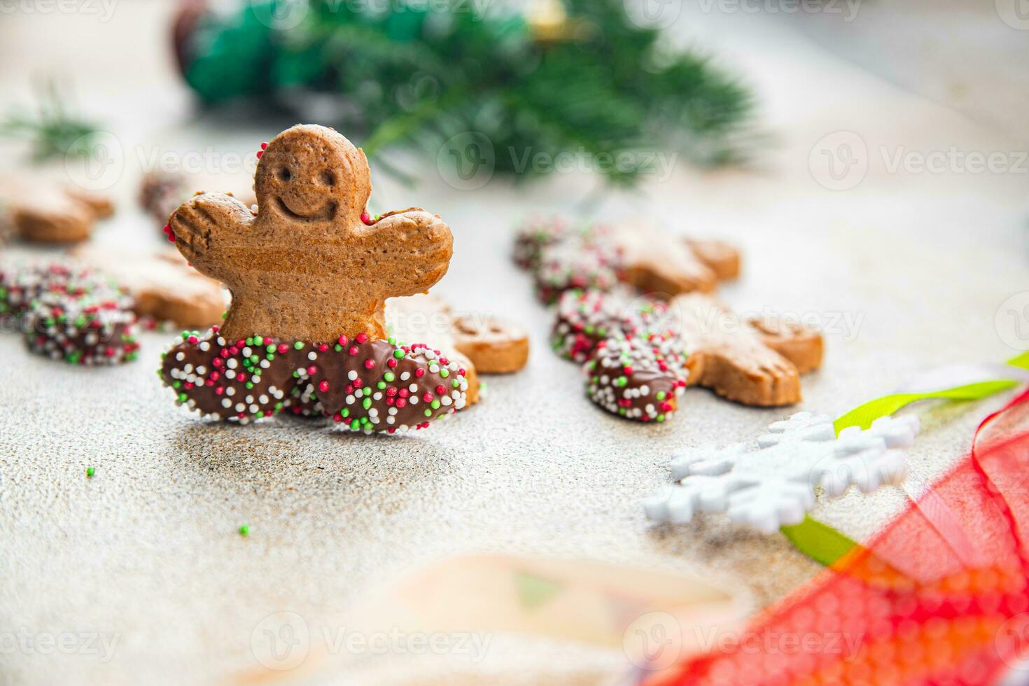 Pan di zenzero uomo Natale biscotto Natale dolce dolce vacanza cottura al forno trattare nuovo anno e celebrazione pasto cibo merenda su il tavolo copia spazio cibo sfondo foto