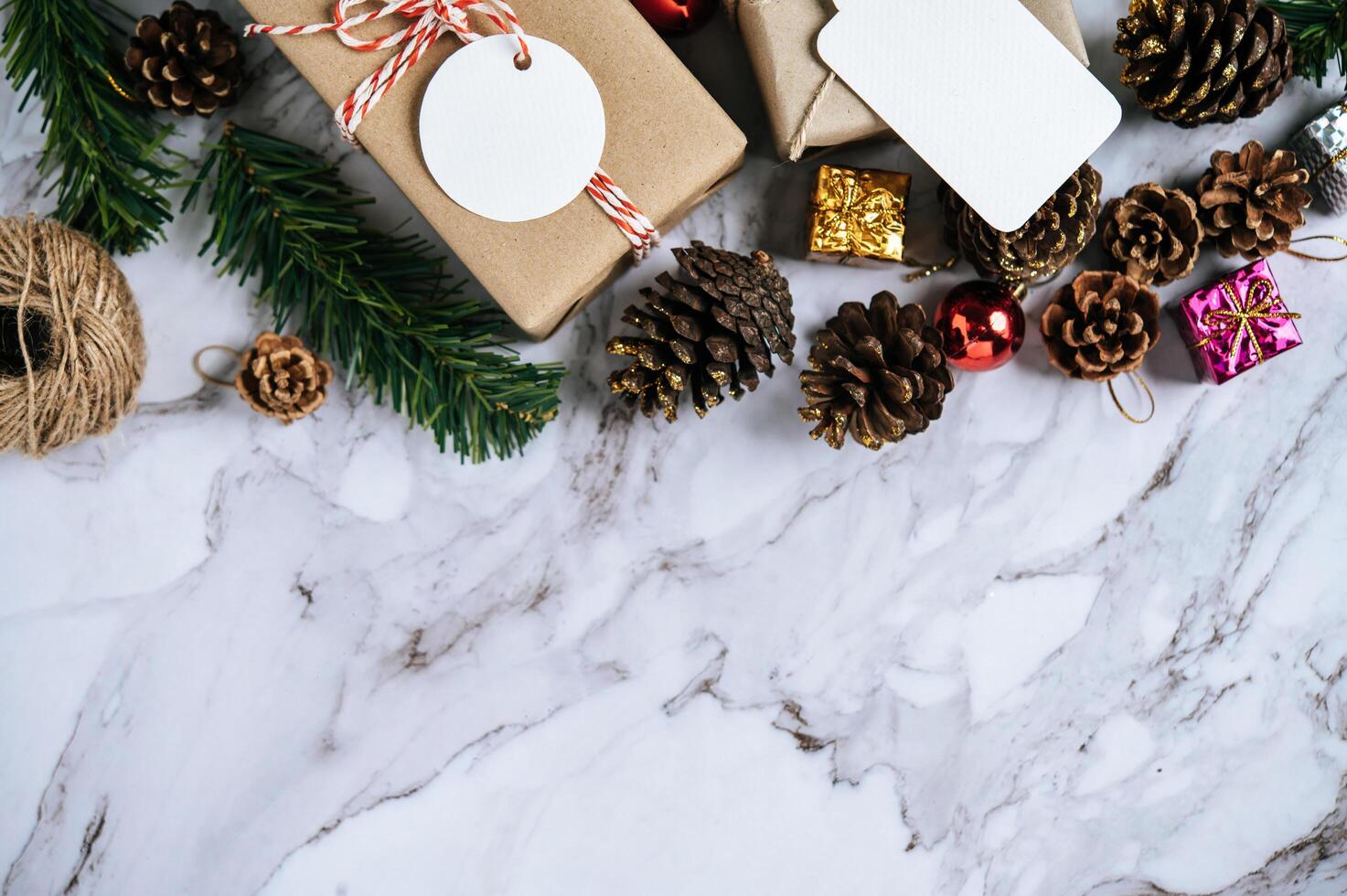 scatole regalo con piccoli regali su cemento bianco foto