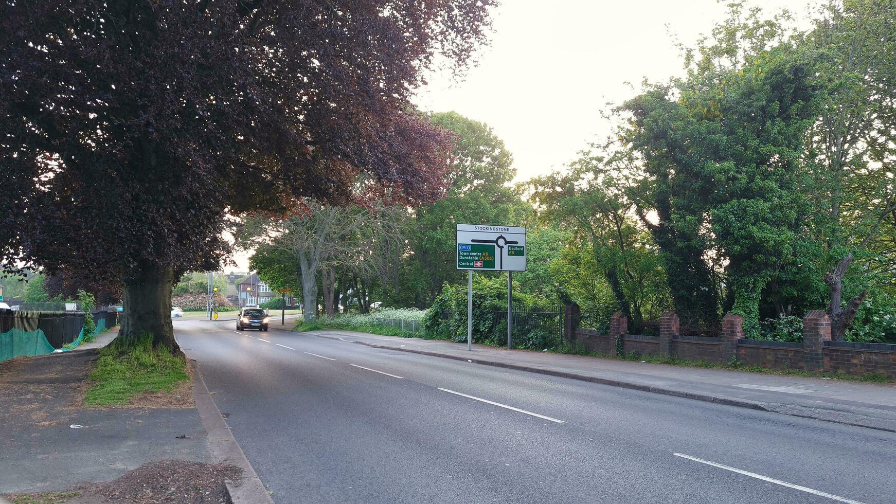 Basso angolo Visualizza di Britannico cittadina e strada durante tramonto su Maggio, 19, 2023. lutone, Inghilterra, UK foto