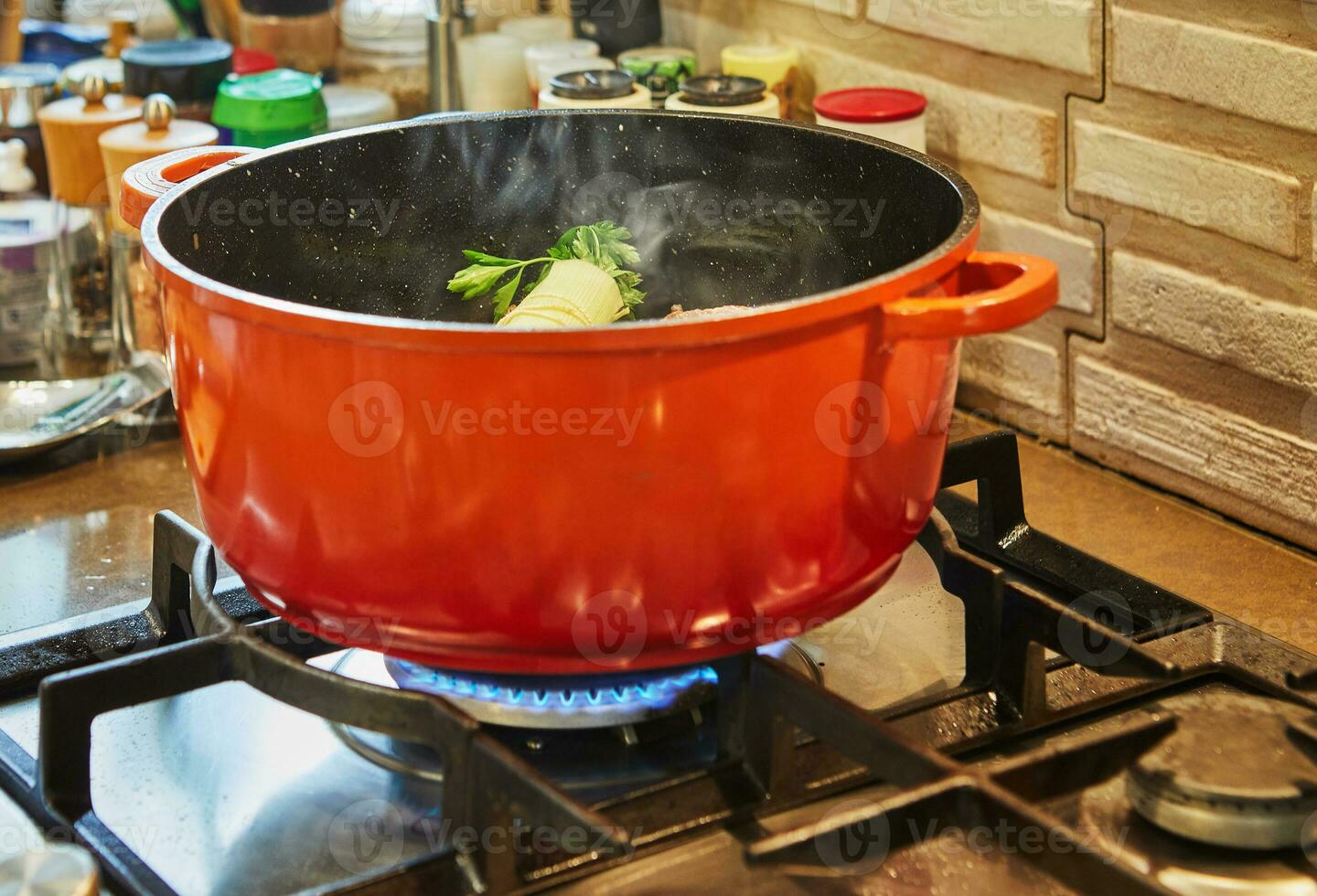 preparato mazzo o mazzo di verdura nel padella con cucinando carne per gusto e odore foto