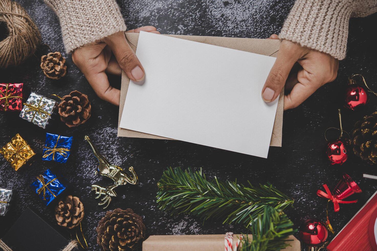 mani che tengono una carta o una lettera aperta foto