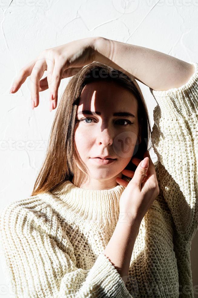 ritratto di una giovane donna con un motivo di ombre sul viso e sul corpo foto