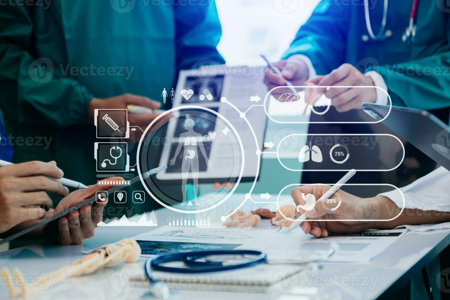 medico tecnologia Rete squadra incontro concetto. medico mano Lavorando con inteligente Telefono moderno digitale tavoletta e il computer portatile computer con grafica grafico interfaccia, con virtuale icona foto