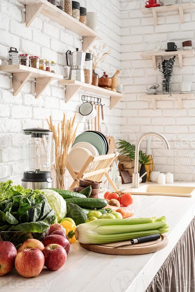 primo piano del tavolo con verdure verdi in cucina foto