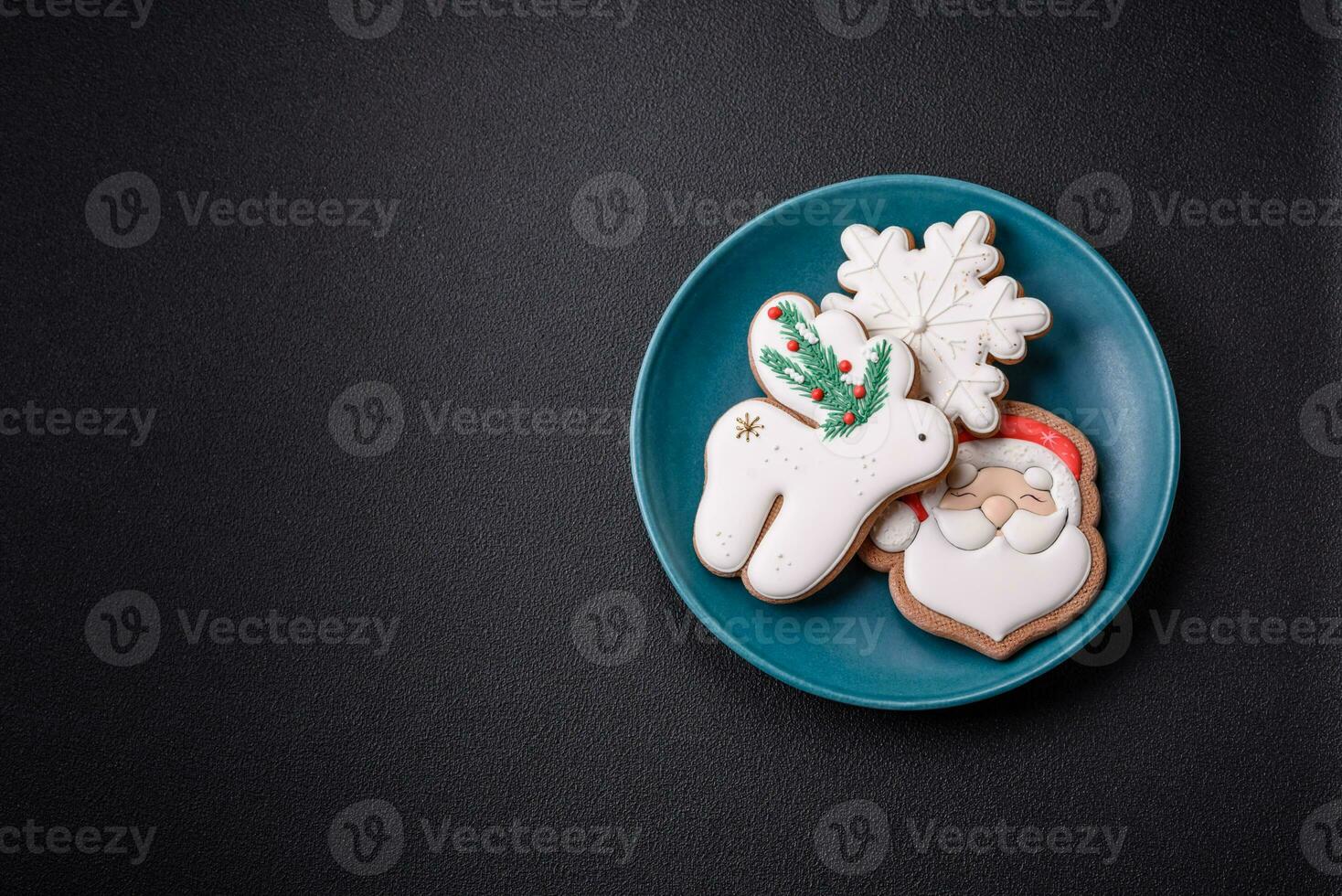 bellissimo Natale Pan di zenzero biscotti su un' il giro ceramica piatto foto