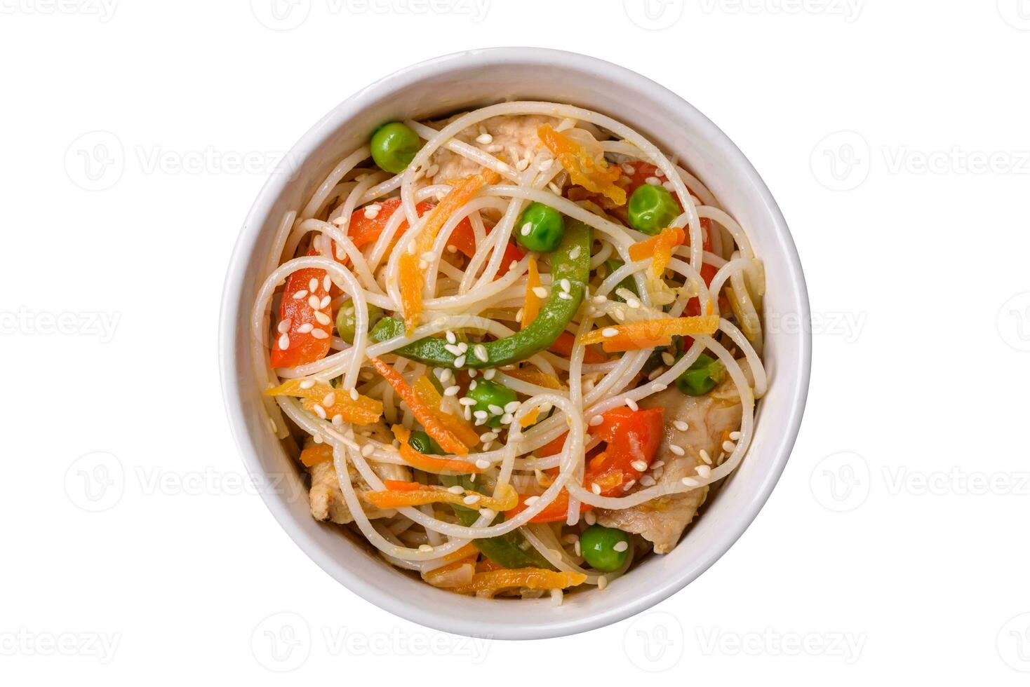 gustoso piatto di asiatico cucina con riso tagliatelle, pollo, asparago, Pepe, sesamo semi foto