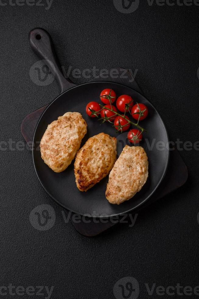 delizioso fresco pollo cotolette o Polpette con sale, spezie e erbe aromatiche foto