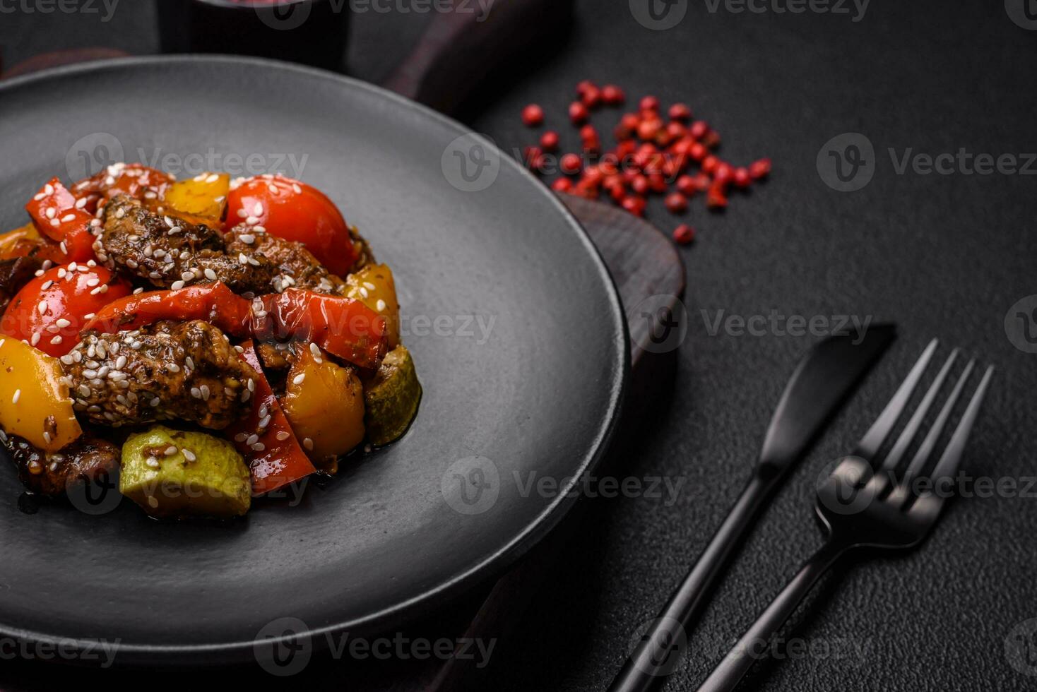 caldo insalata con vitello, pomodori, peperoni, zucchine, sesamo, sale, spezie e erbe aromatiche foto