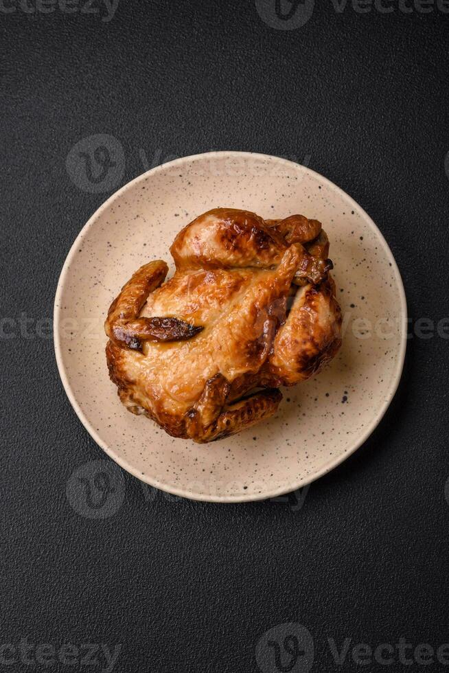 croccante delizioso totale al forno pollo con la verdura, sale e spezie foto