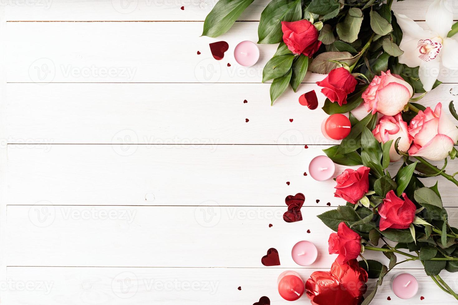 rose rosse e decorazioni di san valentino, vista dall'alto foto