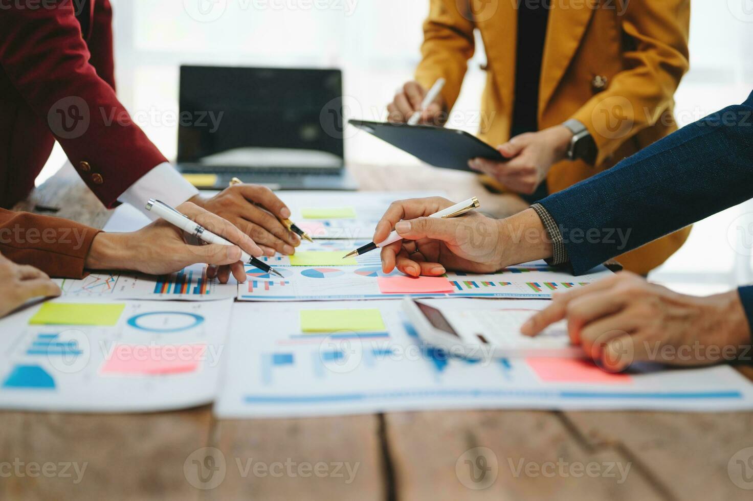 uomo d'affari e squadra analizzando finanziario dichiarazione finanza compito. con inteligente Telefono e il computer portatile e tavoletta. ricchezza gestione concetto foto