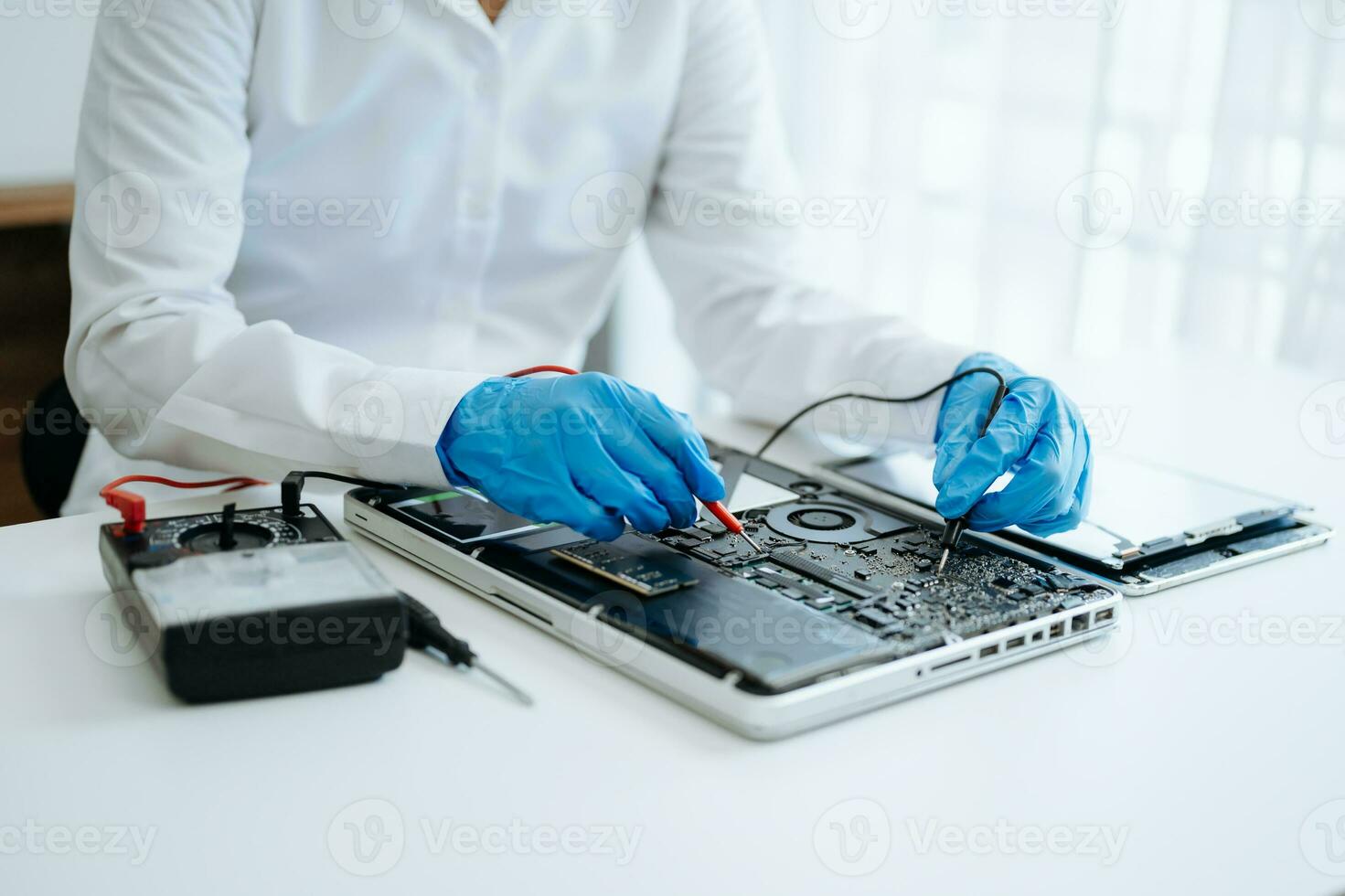 elettronica tecnico, elettronico ingegneria elettronico riparazione,elettronica misurazione e test, riparazione e Manutenzione concetti.usi un' voltaggio metro per dai un'occhiata e aggiornare foto