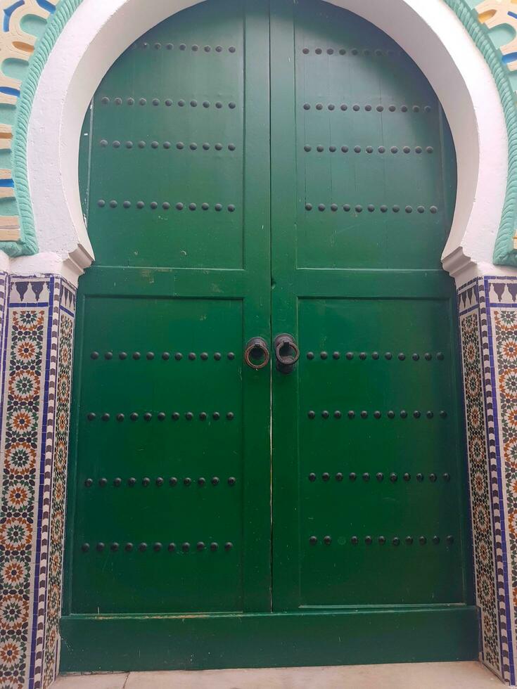 verde di legno porta nel il vecchio città di tetouan, Marocco foto