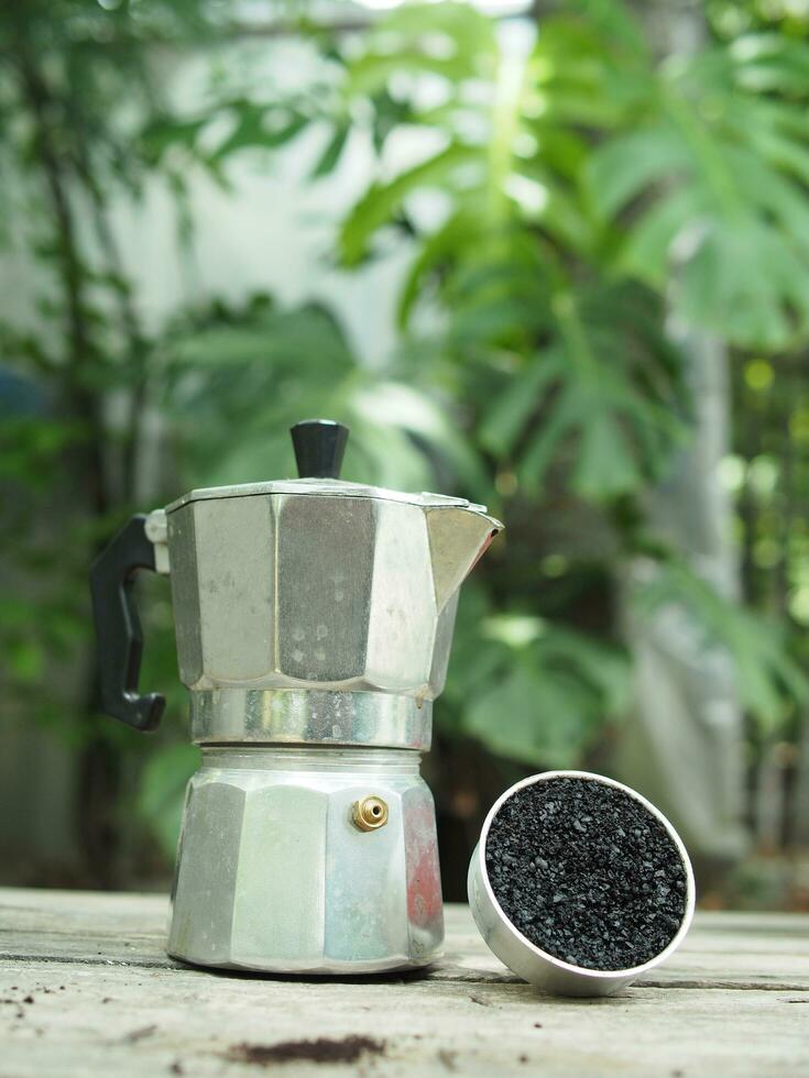 moka pentola caffè creatore casa bevanda piccolo e bene sentire nel giardino e di legno tavolo foto